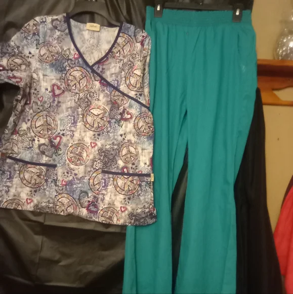 Scrub set bundle - Picture 1 of 6